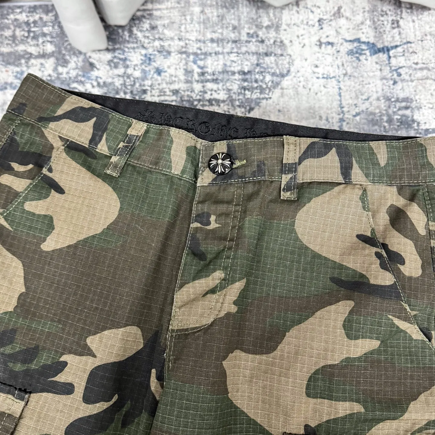 P280 Chrome HeartsCH camouflage logging pants straight-leg Sanskrit unisex overalls, W-level cabinet, patchwork cross pattern embellishment, high-waisted washed jeans! ! Absolutely high-end luxury products, 1.9W-level god-level single products, super popular products, built with top heavy industry, a magic weapon that cannot be missed. About Zangyin, this is an extremely luxurious fashion brand, which can also be called the aristocrats of the high street. It has always been an exclusive brand for some hipsters or the rich second generation. Compared with ordinary high streets, it is more luxurious and noble. Compared with luxury brands, it has a more fashionable personality and has always been a brand that I have a special liking for. Imported yarn is custom-woven into a high-density twill canvas, which ensures a crisp silhouette while also making the fabric very delicate to the touch. It follows the B01 classic silhouette, with a crisp and stylish upper body. The ready-made garments are stone-milled and fermented, so they can be matched with any style. Buttons and zippers are made of authentic YKK retro metal products. Double-layer canvas on the front knees has perfect details. All hardware is customized. Color: Camouflage Size: 28/30/32/34/36 Waist: 74/79/84/89/94 Sitting: 104/109/114/119 Pants length: 101/102/104/106/108